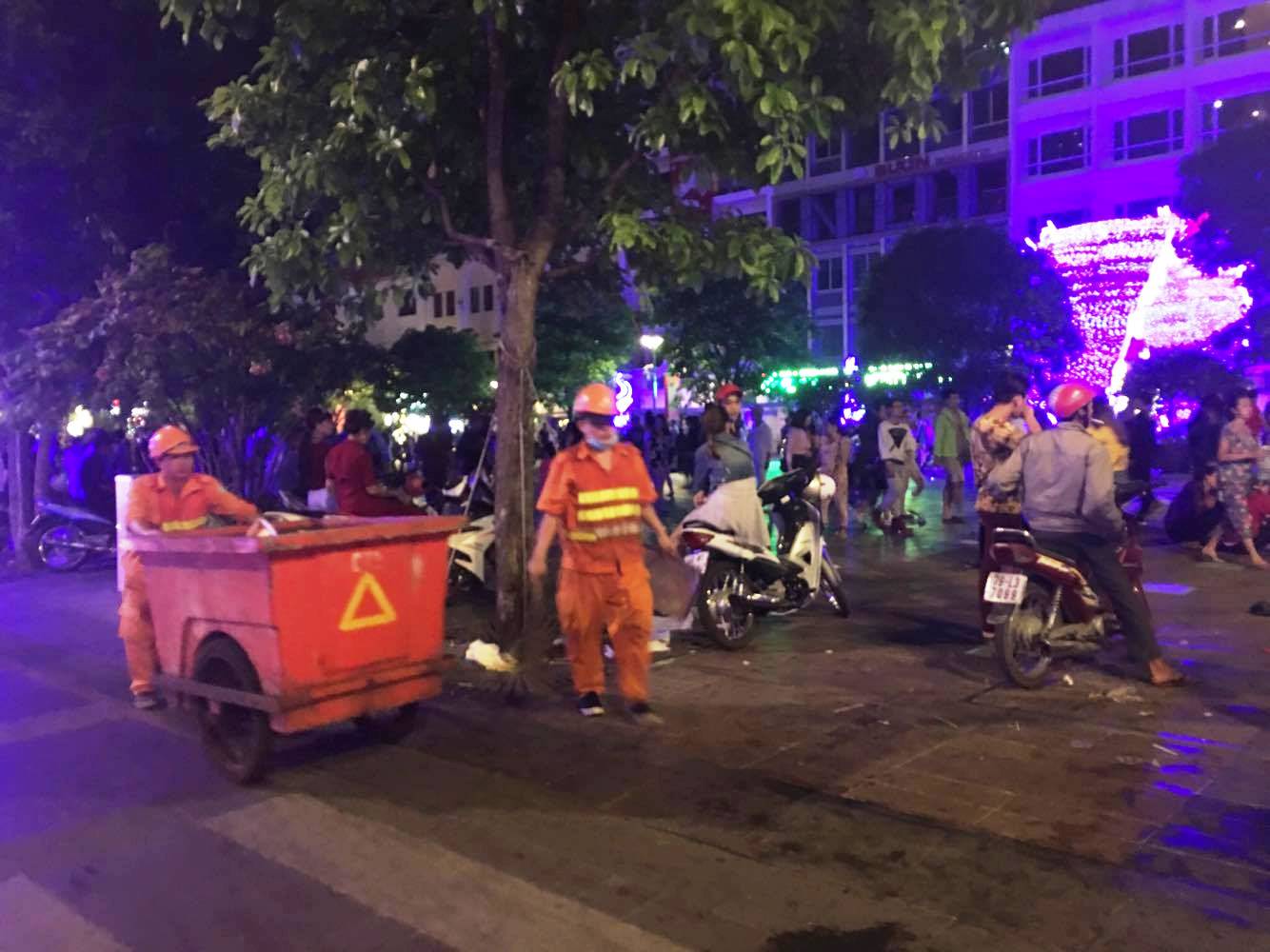 C&aacute;c c&ocirc;ng nh&acirc;n vệ sinh m&ocirc;i trường phải tăng ca để dọn r&aacute;c trong đ&ecirc;m 24 đến rạng s&aacute;ng 25-12