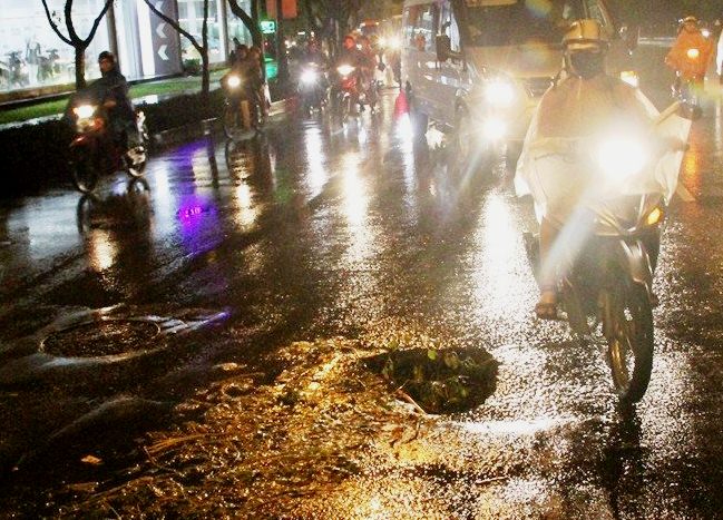 Hố to trên đường vào sân bay Tân Sơn Nhất, nhiều xe máy bị nạn