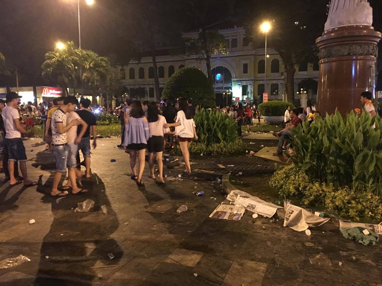 Cảnh nhếch nh&aacute;c gần nh&agrave; thờ Đức B&agrave; trong đ&ecirc;m Gi&aacute;ng sinh