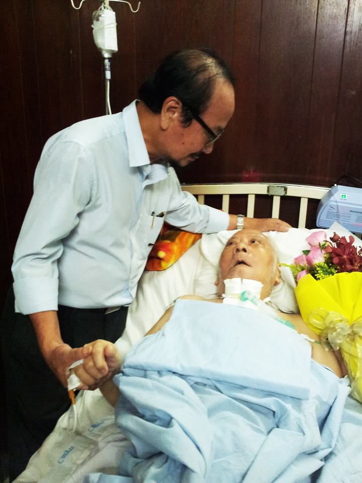 Nhạc sĩ Trần Hữu B&iacute;ch v&agrave;o thăm Gi&aacute;o sư nhạc sĩ Ca L&ecirc; Thuần
