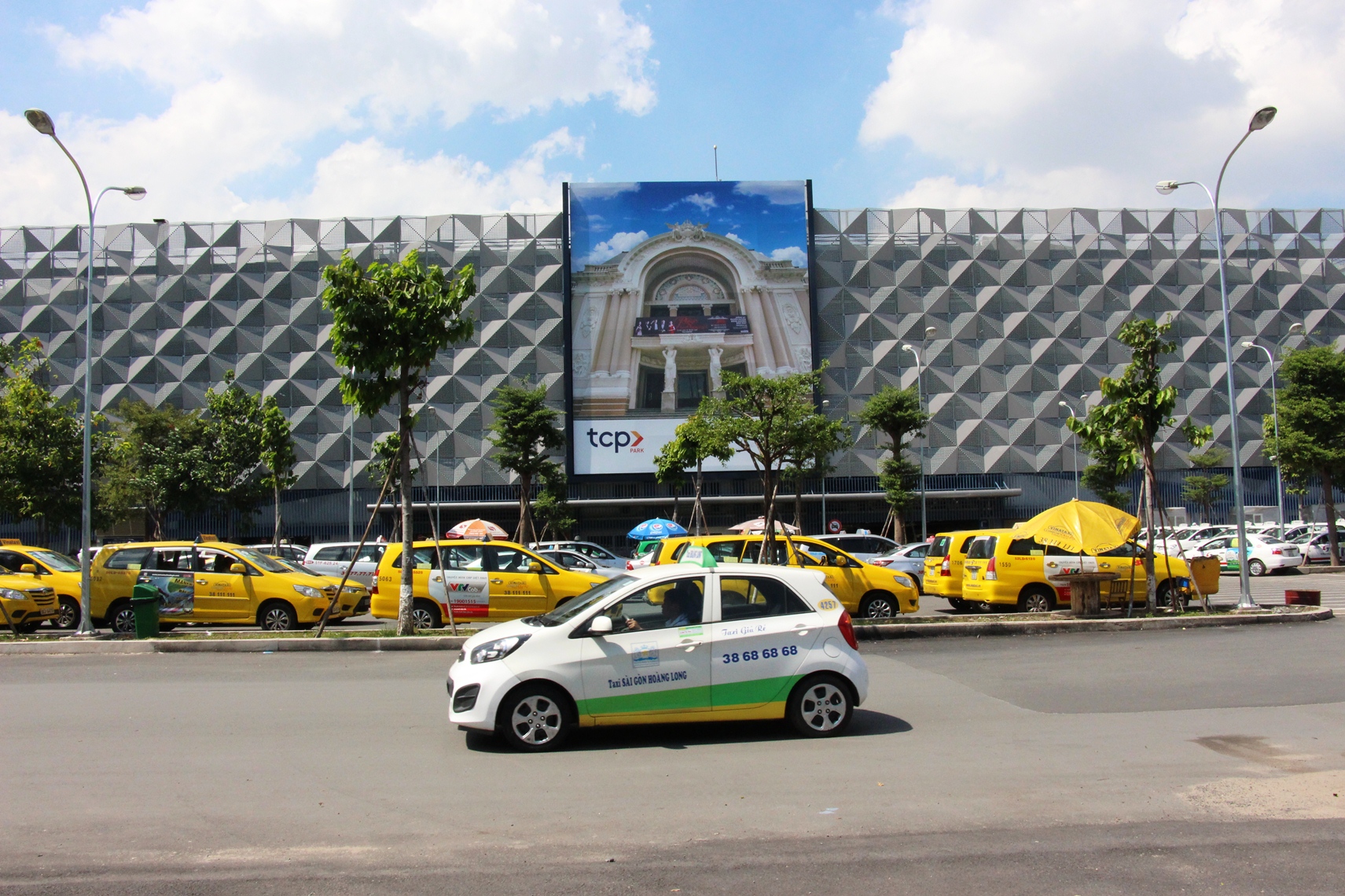 Sân bay Tân Sơn Nhất có nhà xe “5 sao”