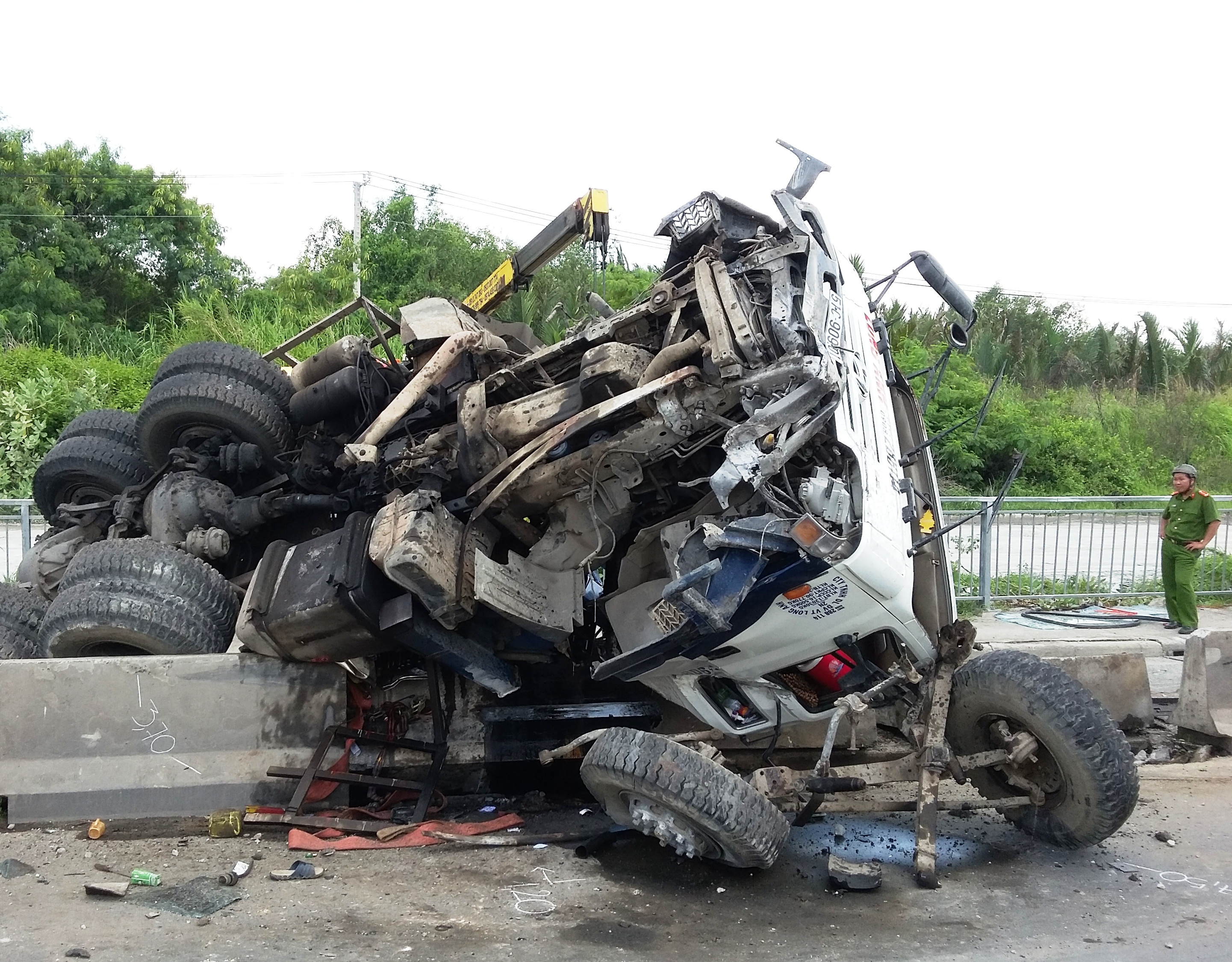 Xe tải lộn nhiều vòng, gãy nát như phim trên cầu Phú Mỹ