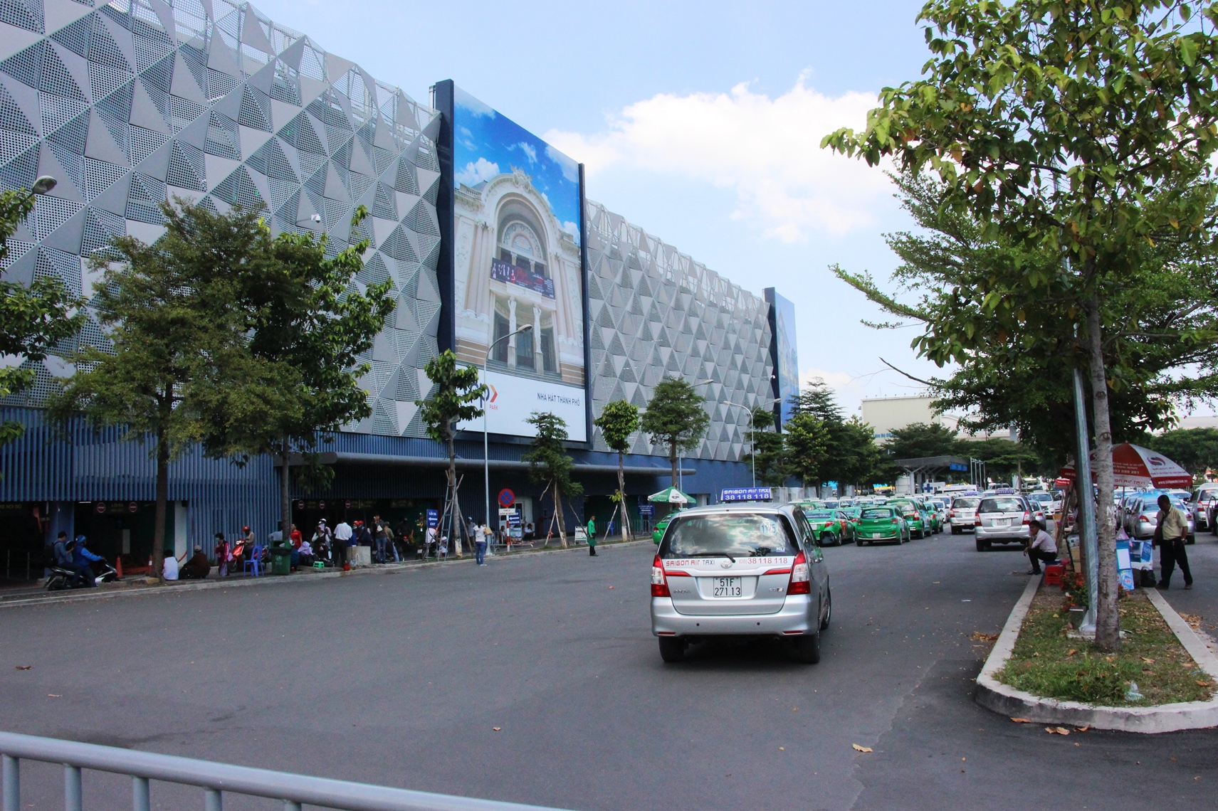 
B&atilde;i đậu cho xe taxi v&agrave; c&aacute;c loại &ocirc; t&ocirc; ngo&agrave;i trời b&ecirc;n ngo&agrave;i nh&agrave; xe, gi&uacute;p giảm t&igrave;nh trạng lộn xộn ph&iacute;a trước nh&agrave; ga quốc nội vốn tồn tại l&acirc;u nay
