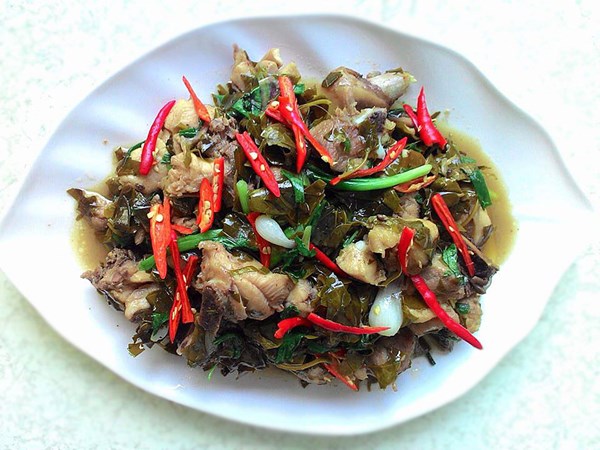 Ngon miên man gà đồi xào lá giang
