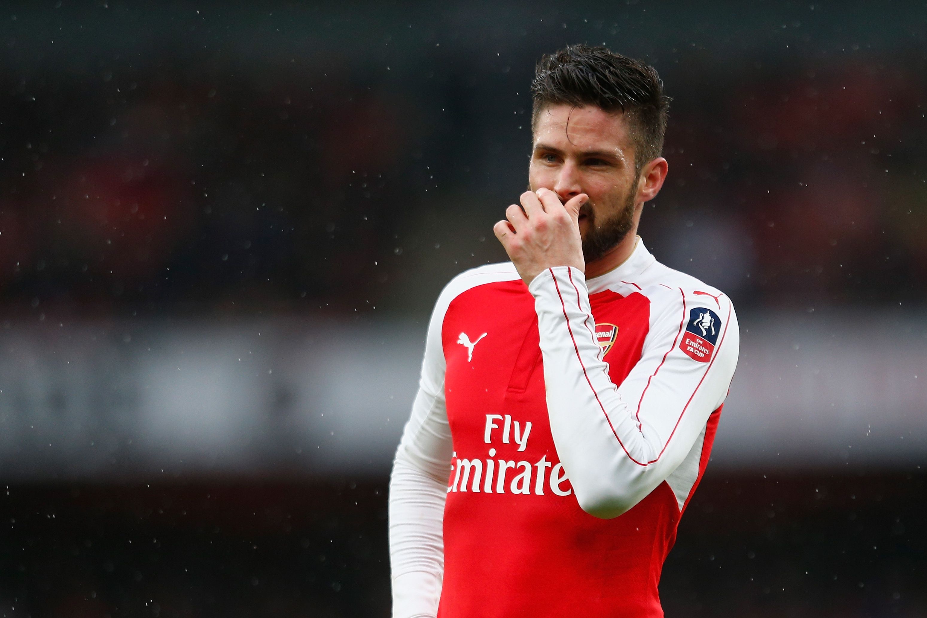 Giroud, Fabregas chạy chậm có hạng ở Premier League