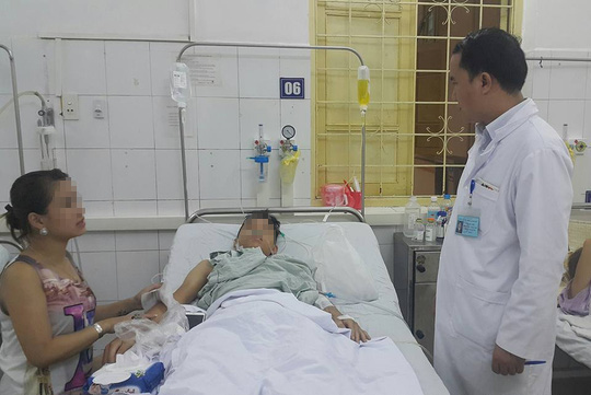 
Nam thanh ni&ecirc;n đang được điều trị tại bệnh viện
