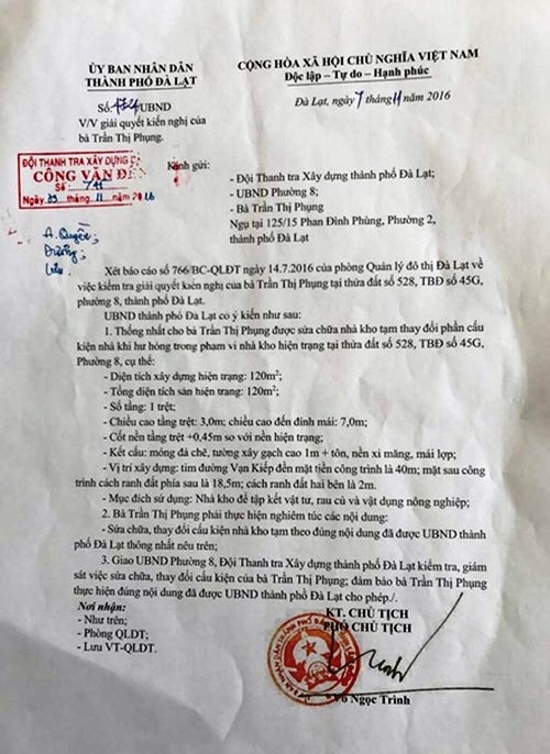 
Chữ k&yacute; của &ocirc;ng V&otilde; Ngọc Tr&igrave;nh, Ph&oacute; chủ tịch UBND TP Đ&agrave; Lạt v&agrave; mộc đỏ của UBND TP Đ&agrave; Lạt nghi được scan gắn v&agrave;o chứ kh&ocirc;ng phải chữ k&yacute; v&agrave; con dấu sống.
