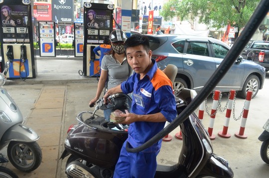Nhập khẩu xăng dầu từ Trung Quốc tăng đột biến trong th&aacute;ng 10 - Ảnh 1.