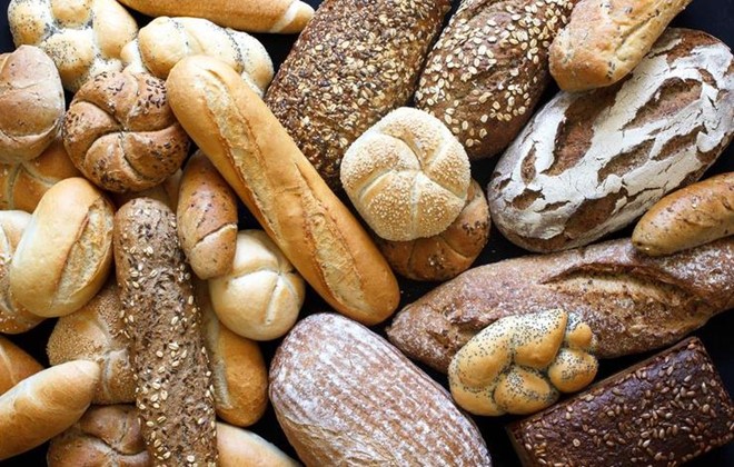
L&oacute;t dạ với b&aacute;nh m&igrave; hoặc thực phẩm n&agrave;o đ&oacute; chỉ c&oacute; t&aacute;c dụng khi bạn uống 3-4 ly rượu. Ảnh: Prevention.

