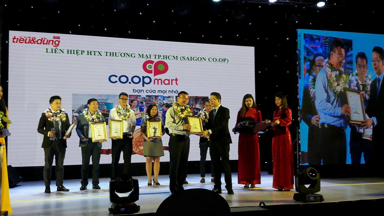 
&Ocirc;ng V&otilde; Ho&agrave;ng Anh &ndash; Gi&aacute;m đốc Marketing Saigon Co.op thay mặt đơn vị nhận giải thưởng &ldquo;Top 10 sản phẩm Tin & D&ugrave;ng Việt Nam năm 2016&rdquo;
