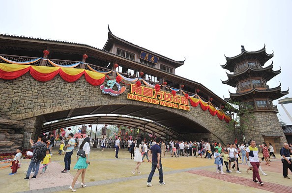Tỉ phú giàu nhất TQ mở công viên giải trí tuyên chiến Disney