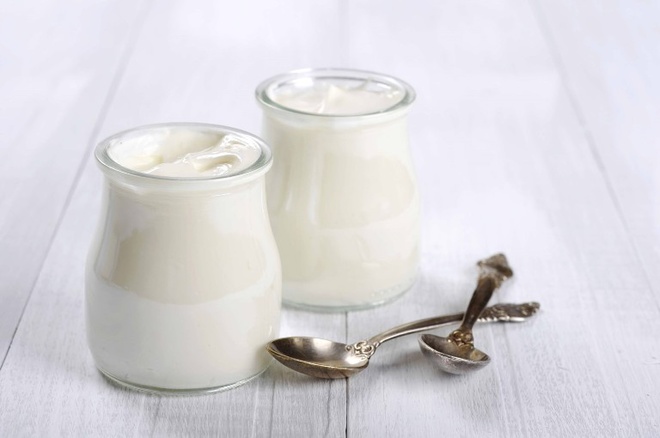 Nghiên cứu của Thư viện quốc gia Mỹ chứng minh sữa chua giúp cơ thể cải thiện hệ tiêu hóa và hỗ trợ giảm cân. Loại thực phẩm này có hàm lượng dinh dưỡng cao, giàu canxi, đạm protein và chất béo lành mạnh, cung cấp năng lượng cho cơ thể, làm dịu cảm giác đói mà không gây tăng cân.