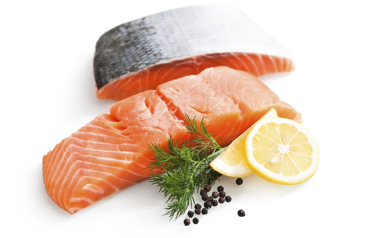 Nghiên cứu cho thấy 100 g cá hồi Alaska có 185 calo, 26 g đạm protein và 8 g chất béo. Ăn cá hồi giúp bạn no lâu và không bị cảm giác thèm ăn vặt.