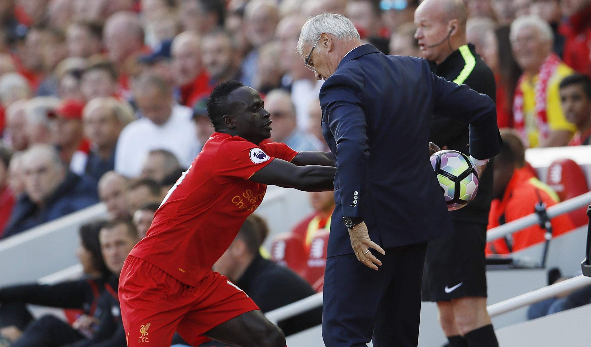 Trào lưu "nhặt bóng không trả": Guardiola gọi, Ranieri trả lời