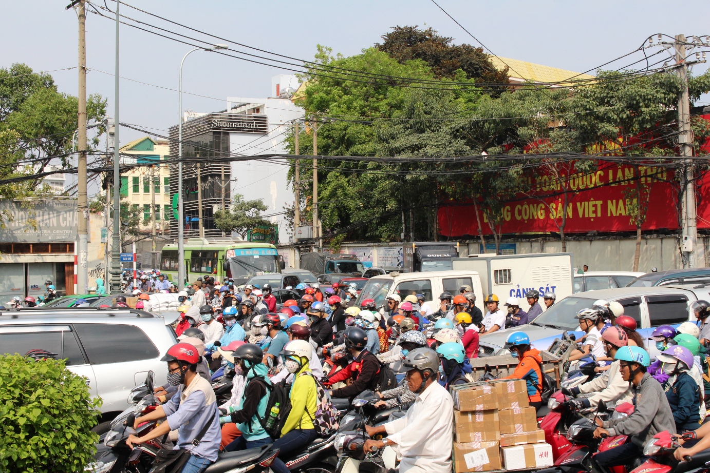 Hàng ngàn người “phơi nắng” vì fan xin chữ ký sao Hàn