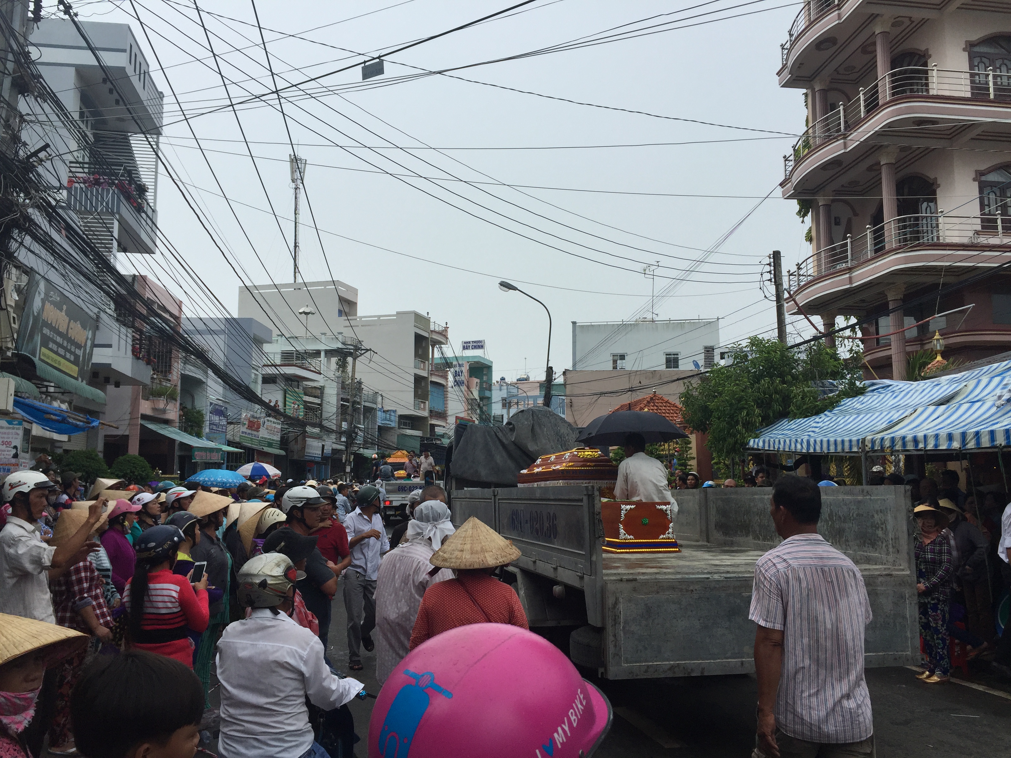 Xúc động lễ đưa tang 6 nạn nhân chết cháy ở Cà Mau