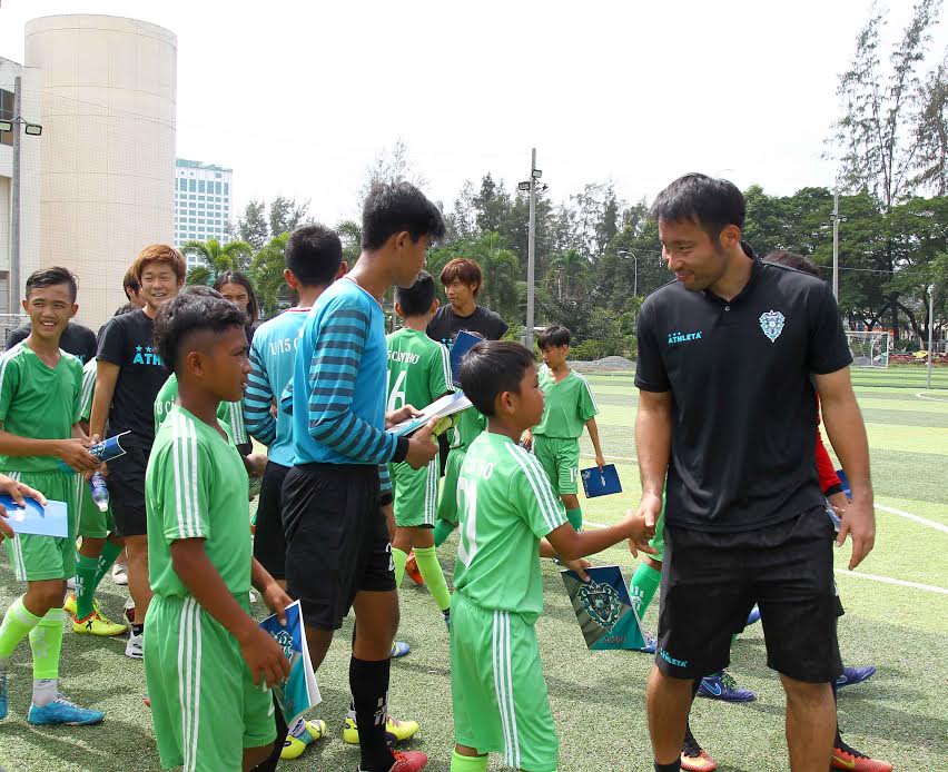 Cầu thủ Avispa Fukuoka hướng dẫn cho cầu thủ nhí Cần Thơ