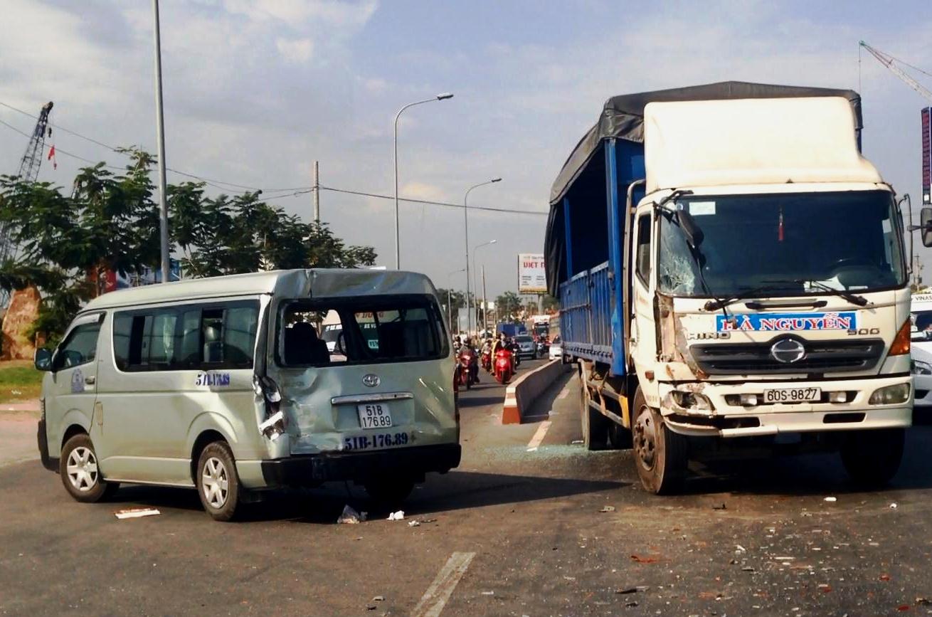 Xe tải tông ô tô, nhiều hành khách kêu cứu