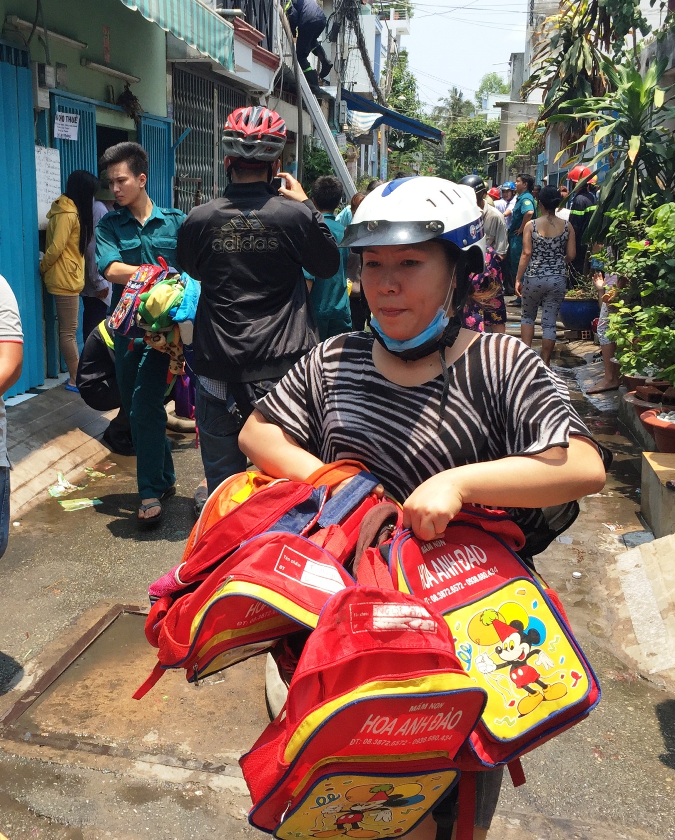 Cháy nhà sát trường mầm non, cô bế hàng chục trò sơ tán
