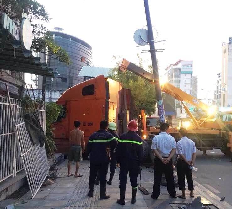 Xe container lao vào nhà dân, nhiều người tháo chạy