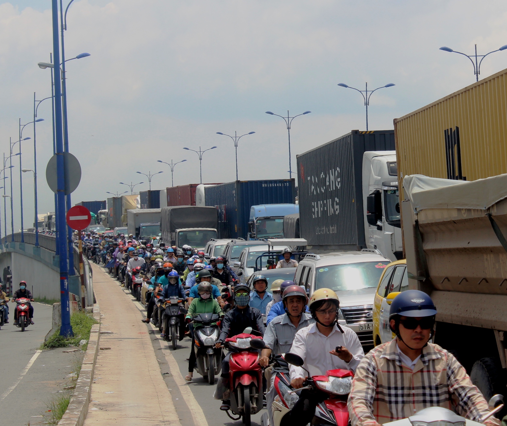3 giờ, 3 vụ tai nạn, 2 mẹ con thoát chết