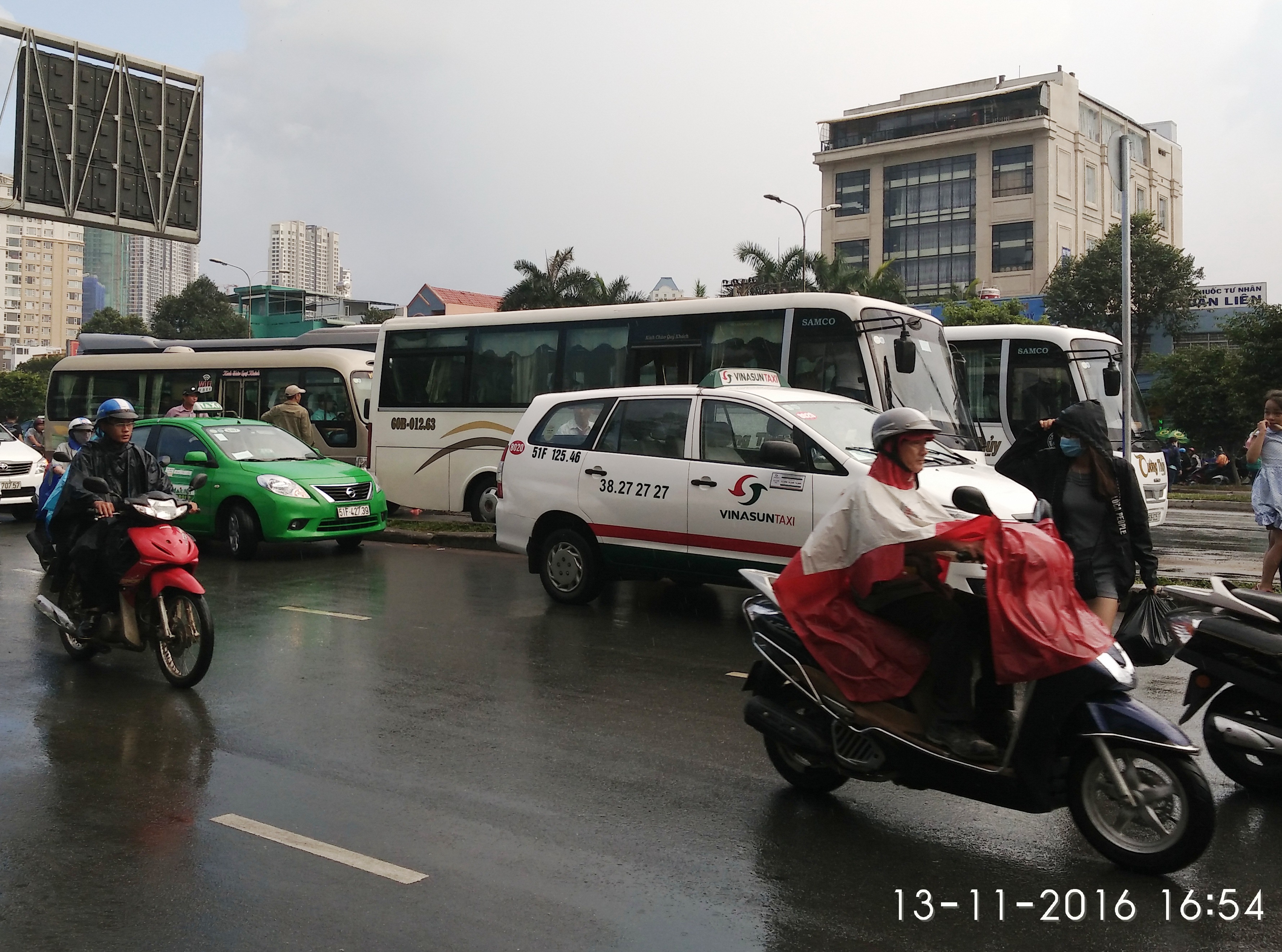 Các xe xếp thành hàng để đón, trả khách (Ảnh chụp chiều 13-11)
