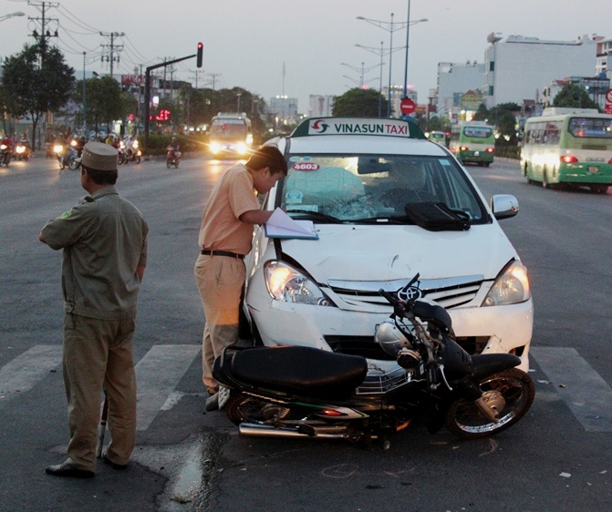 Chạy ngược chiều, bị xe taxi tông