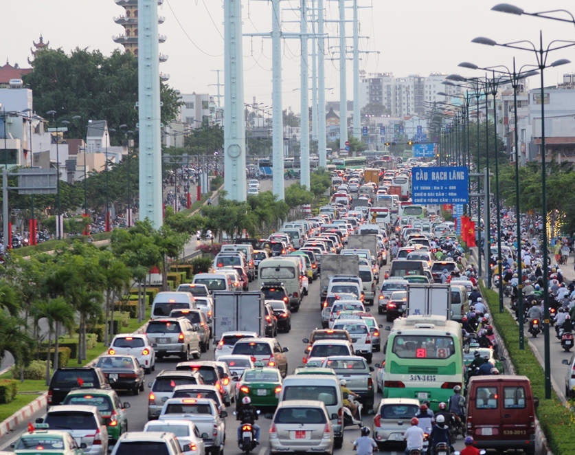 Xe ùn ứ khắp các cửa ngõ ra vào TP HCM