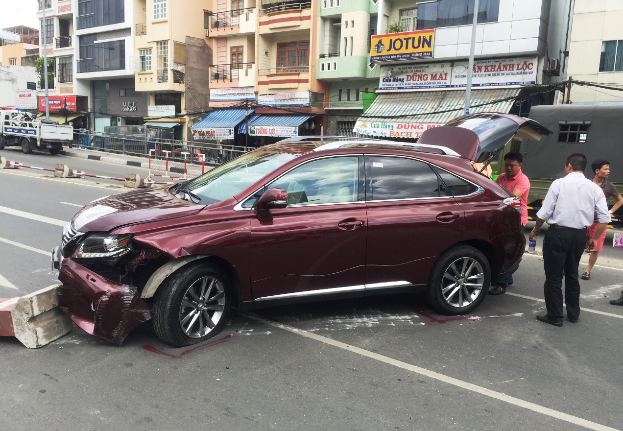 “Xế hộp” làm xiếc trên cầu Calmette