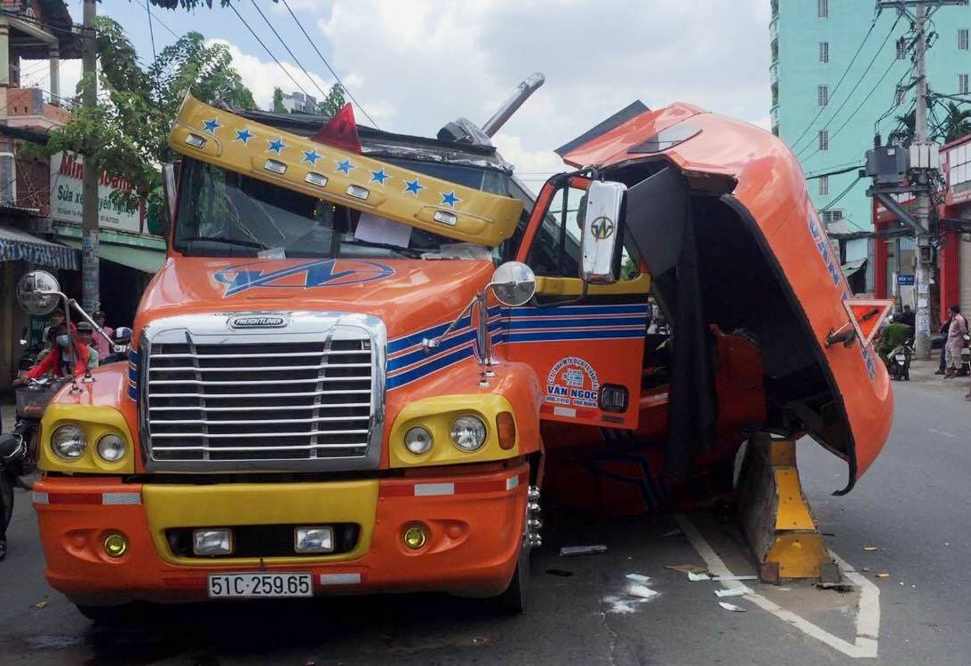 Cuộn thép nặng hàng chục tấn đè nát cabin xe container