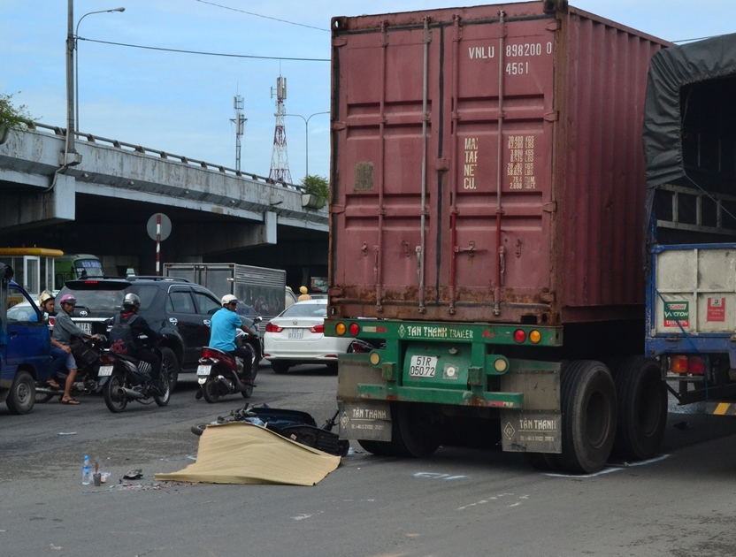 Xe container cán chết cô gái ở vòng xoay "tử thần"