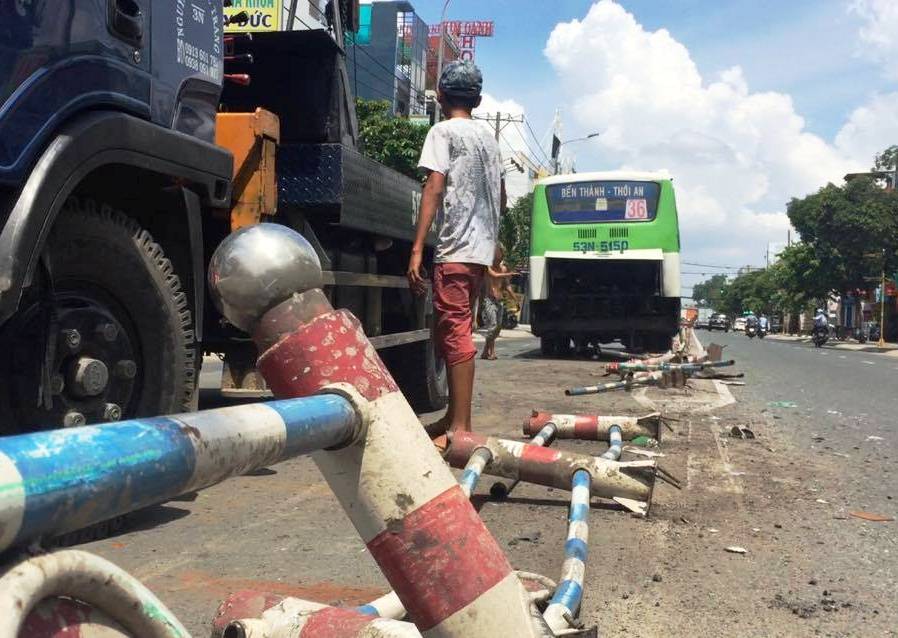 Xe buýt cày nát dải phân cách trên đường Phan Văn Trị