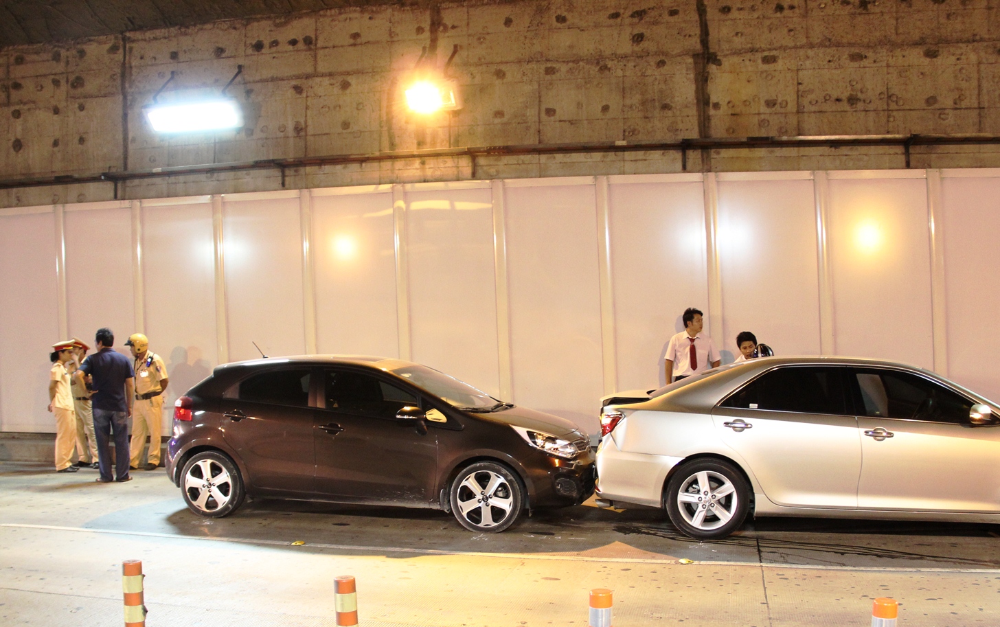 Taxi gây tai nạn liên hoàn trong hầm sông Sài Gòn