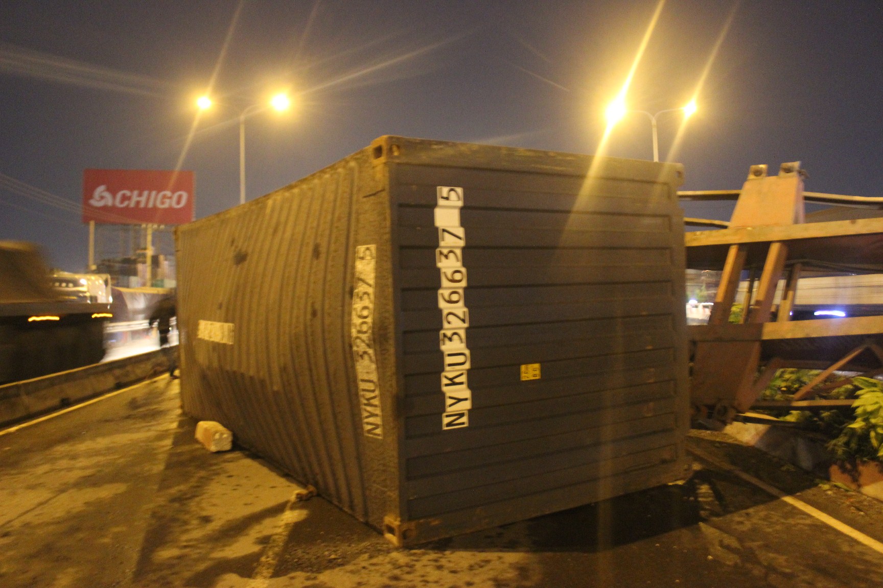 Trong cơn mưa “vàng”, xe container gặp nạn trên cầu vượt Bình Phước