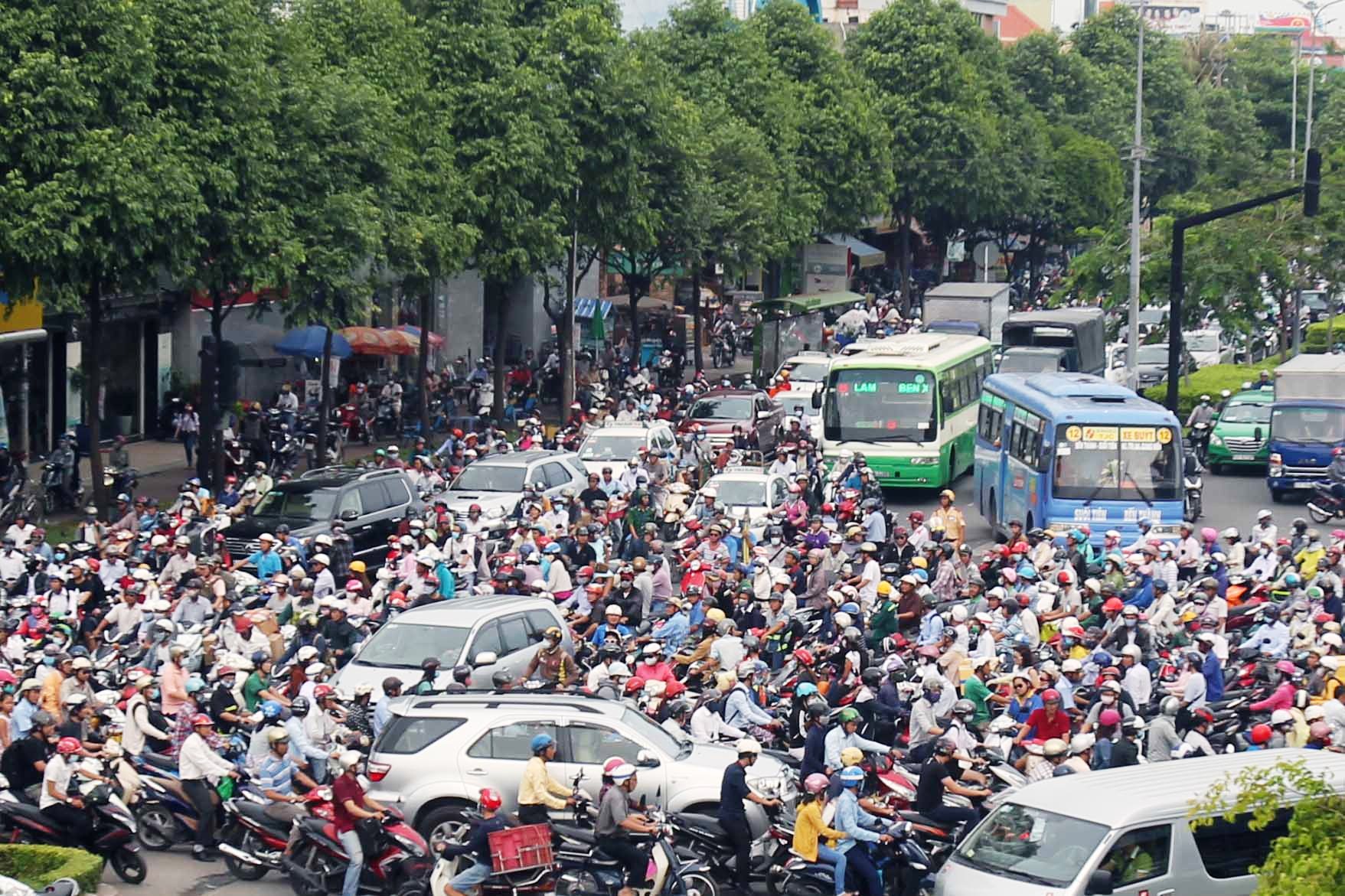 Ám ảnh xe hung thần ở cửa ngõ phía Đông TPHCM