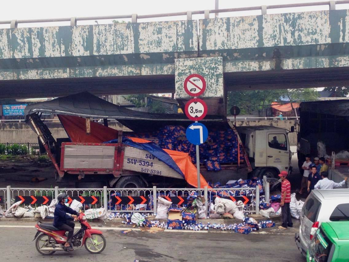 Xe tải lao vào cầu vượt Linh Xuân, bia đổ tràn đường