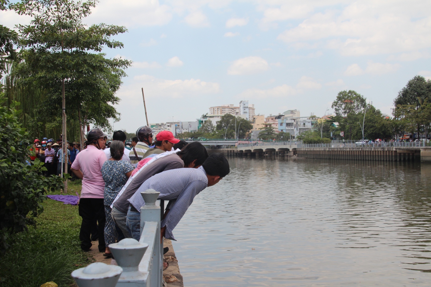Thi thể cô gái trẻ nổi trên kênh Nhiêu Lộc – Thị Nghè