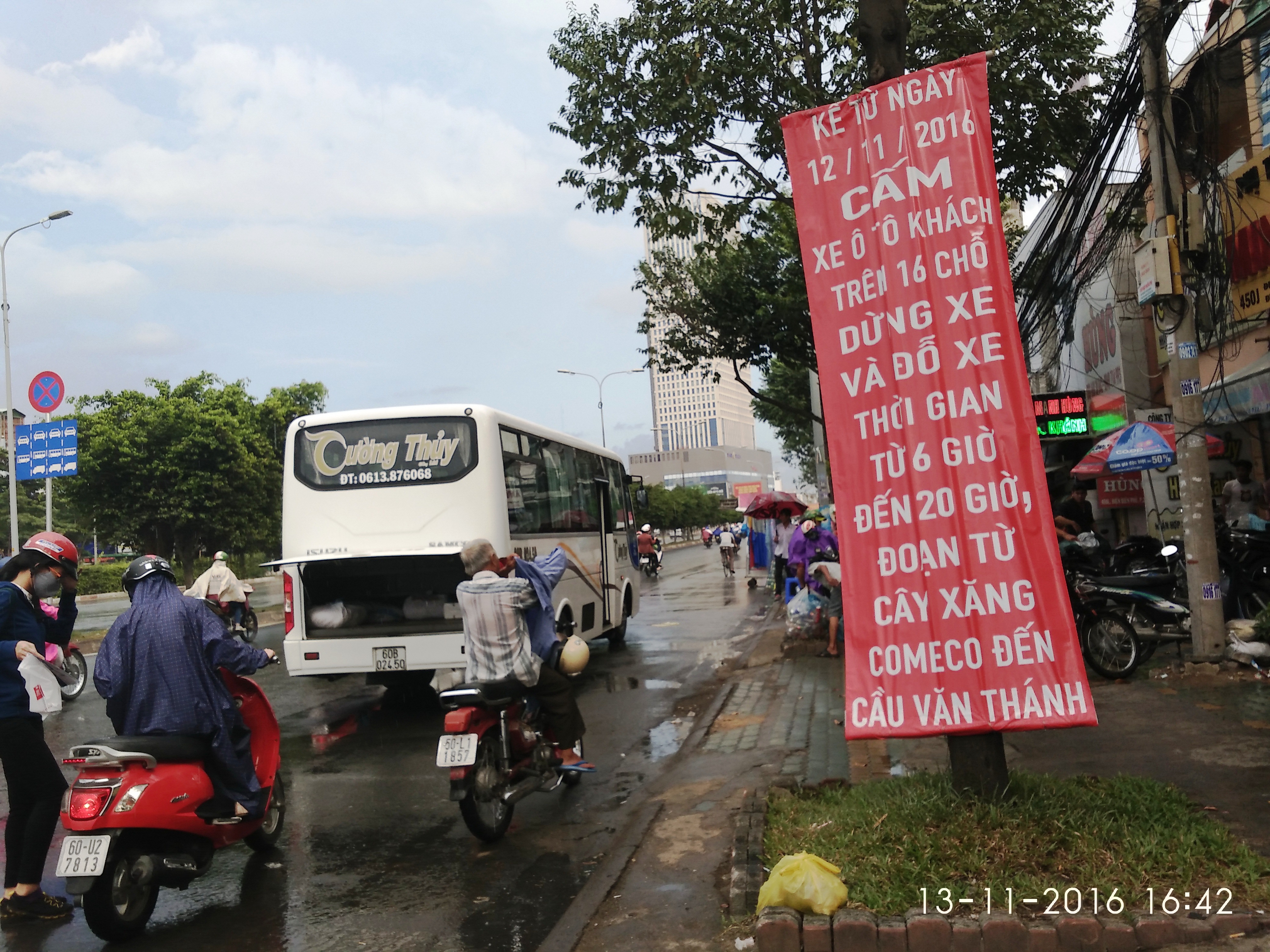 Vô tư dừng, đậu dưới bảng cấm để đón trả khách và xếp dỡ hàng hóa (Ảnh chụp chiều 13-11)