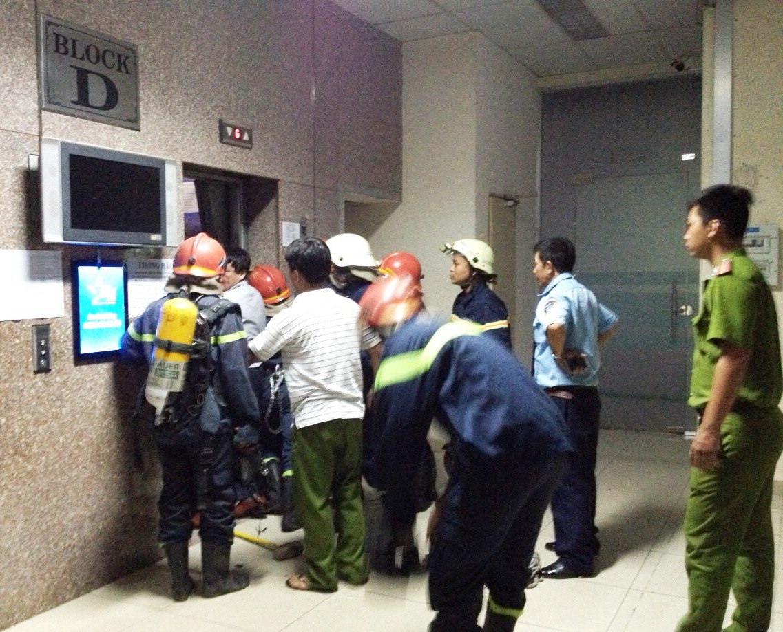 TP HCM: Giải cứu 15 người mắc kẹt trong thang máy