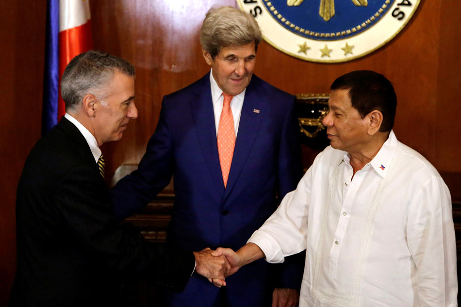 Cựu đại sứ Mỹ âm mưu lật đổ ông Duterte?