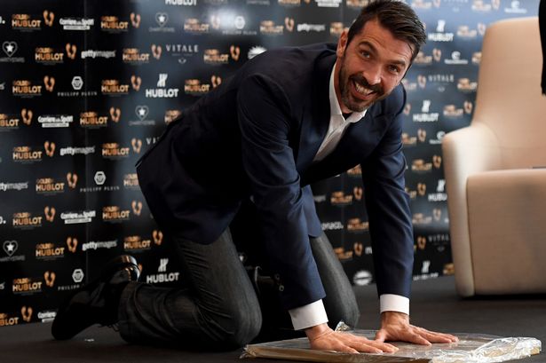 Qua mặt Messi và Ronaldo, Buffon đoạt "Bàn chân vàng"