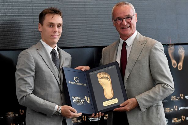 Chau trai Ho&agrave;ng tử Monaco trao giải cho HLV Ranieri của Leicester