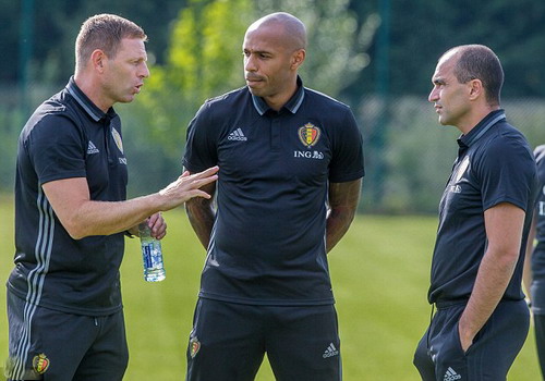 
HLV trưởng Roberto Martinez (phải) trao đổi với c&aacute;c trợ l&yacute;, gồm cả Thierry Henry
