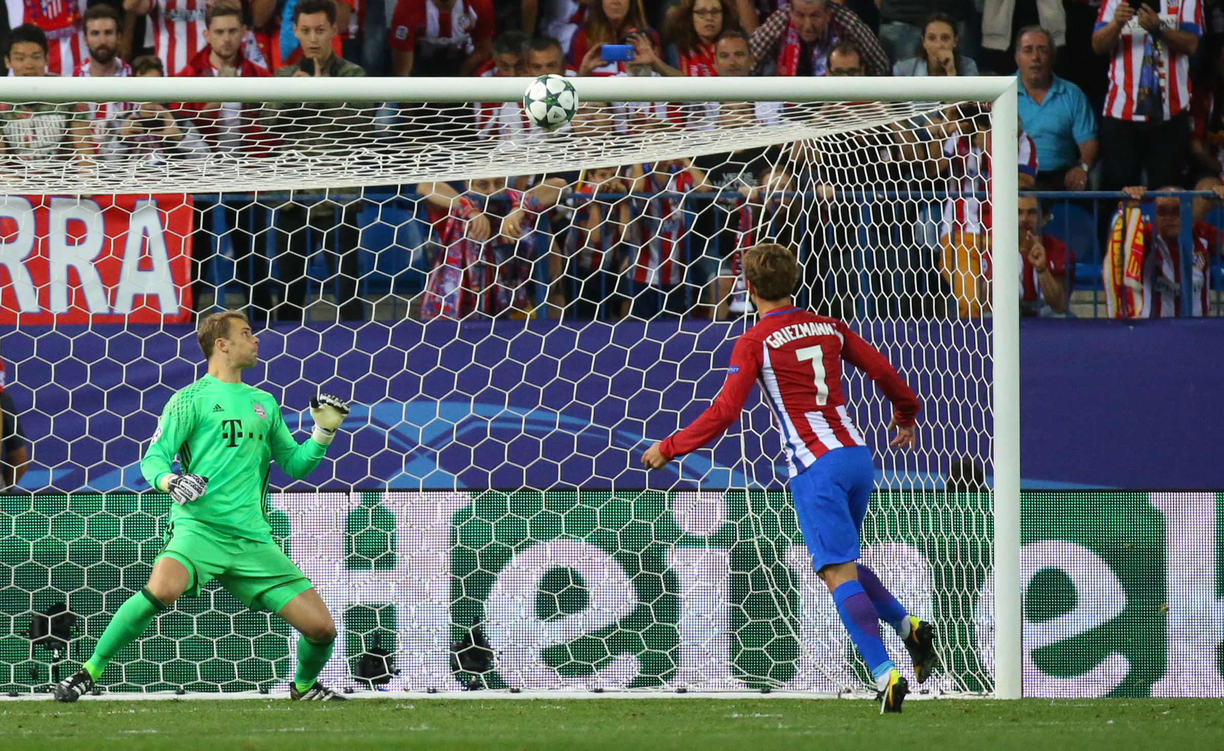 Griezmann c&ograve;n bỏ lỡ một quả phạt đền cho Atletico Madrid