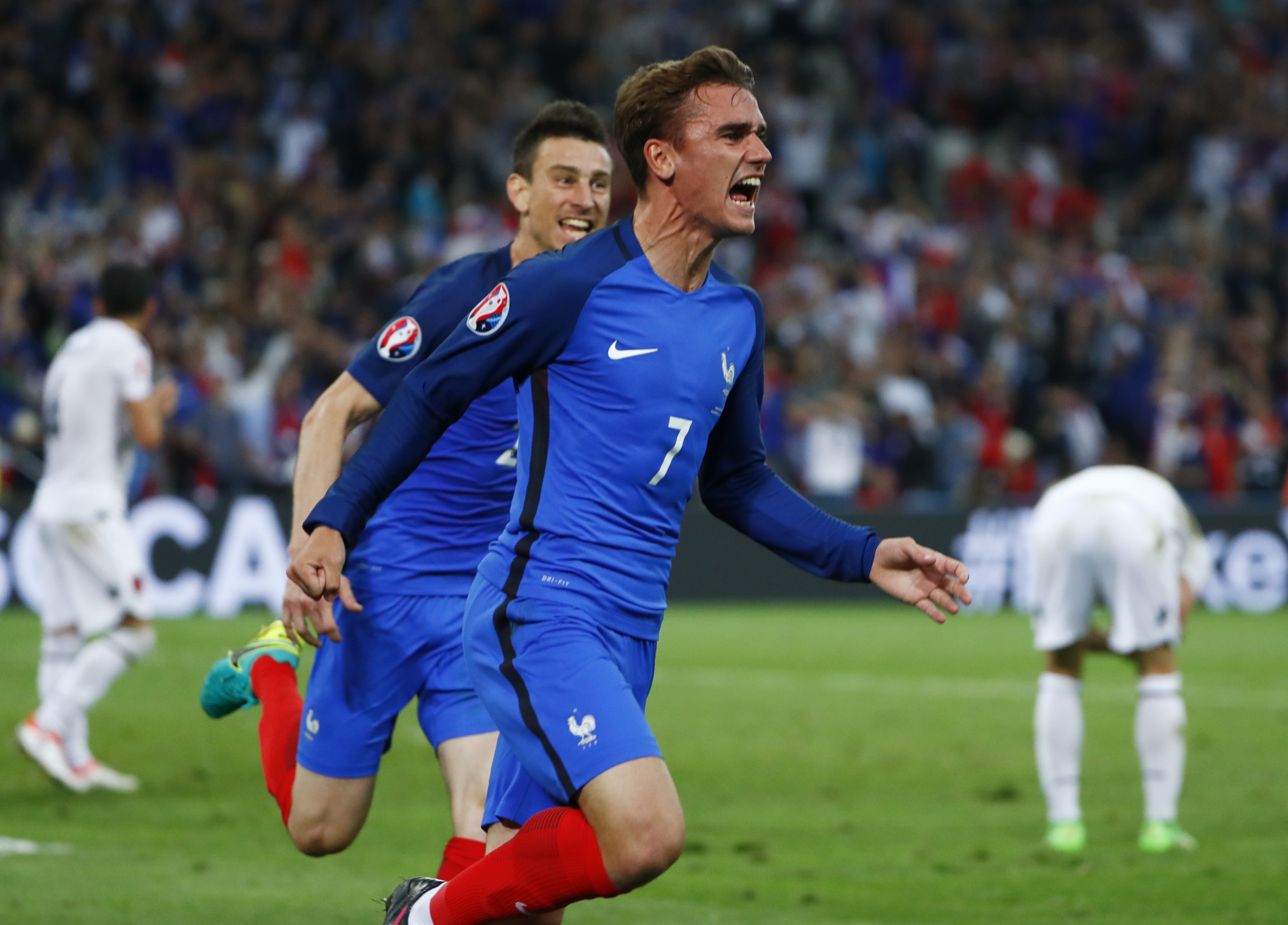 Griezmann lóe sáng, Pháp thắng muộn