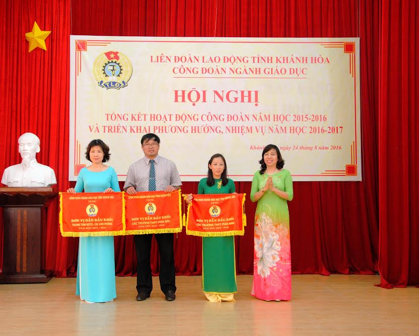 Hơn 3,6 tỉ đồng chăm lo cho giáo viên