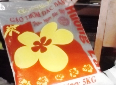 Nghi gạo giả vì cơm như... xác giấy