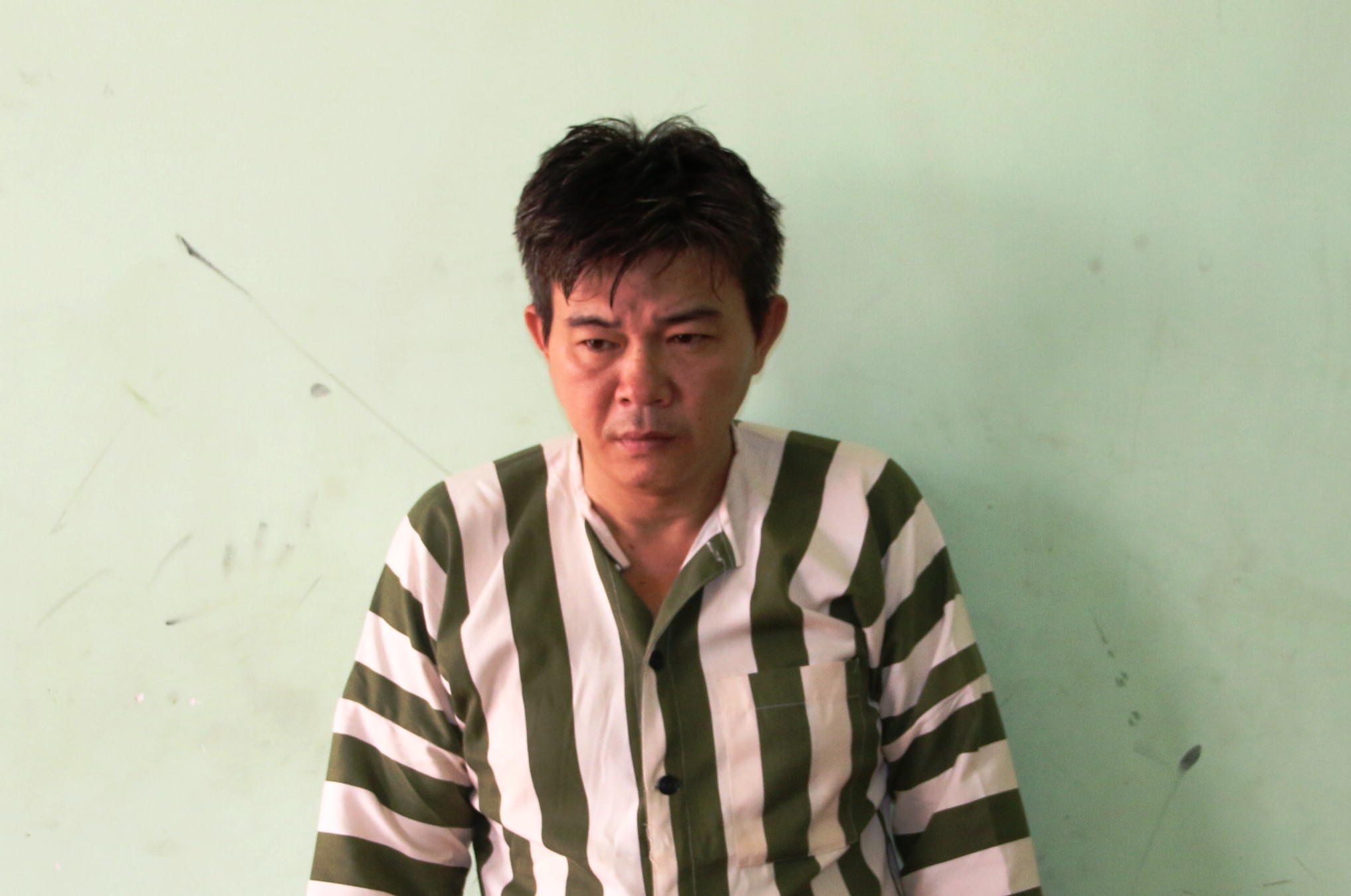 Bênh mẹ già, em đâm anh chết