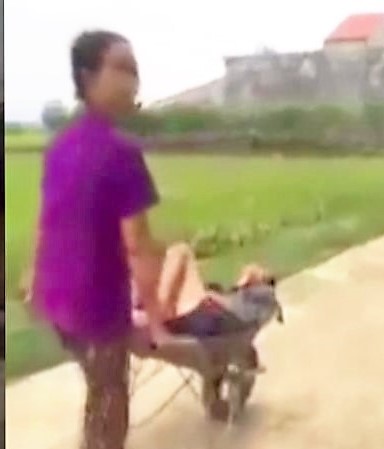 Sốc với cảnh vợ đưa chồng say xỉn về bằng xe rùa