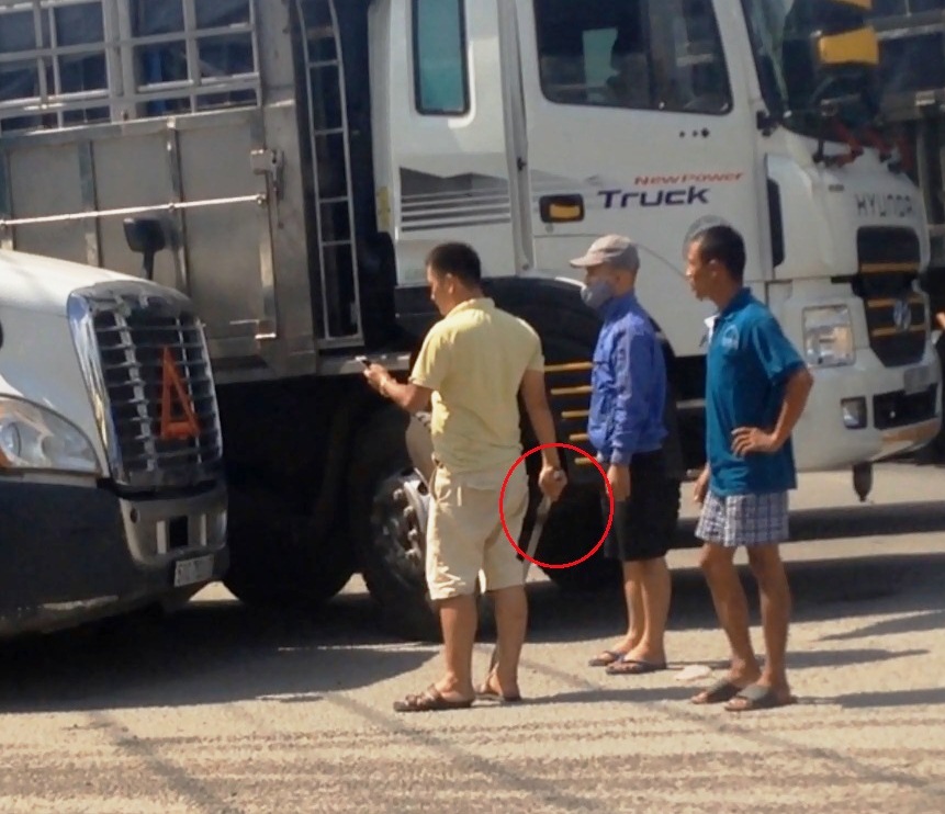 Tài xế cầm gậy định lao vào ẩu đả sau va chạm giao thông